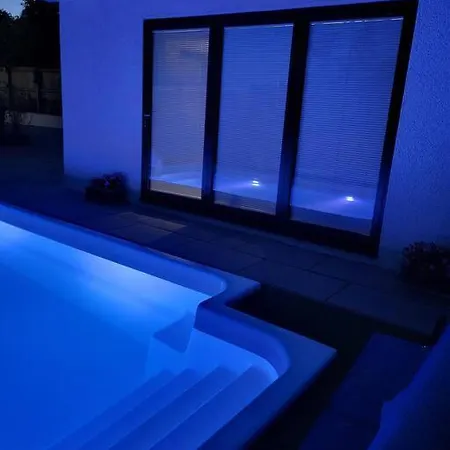 The Pool House {heated Pool With Swim Jet} *