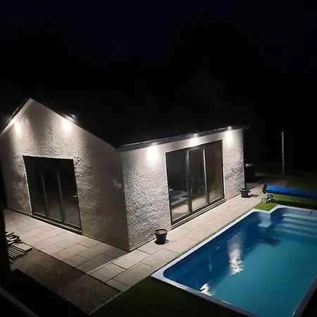 The Pool House {heated Pool With Swim Jet}